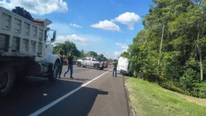 Choque entre unidades provoca caos vial en la carretera Villahermosa-Frontera
