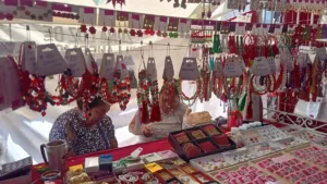 Comerciantes tabasqueños enfrentan bajas ventas de artículos patrios