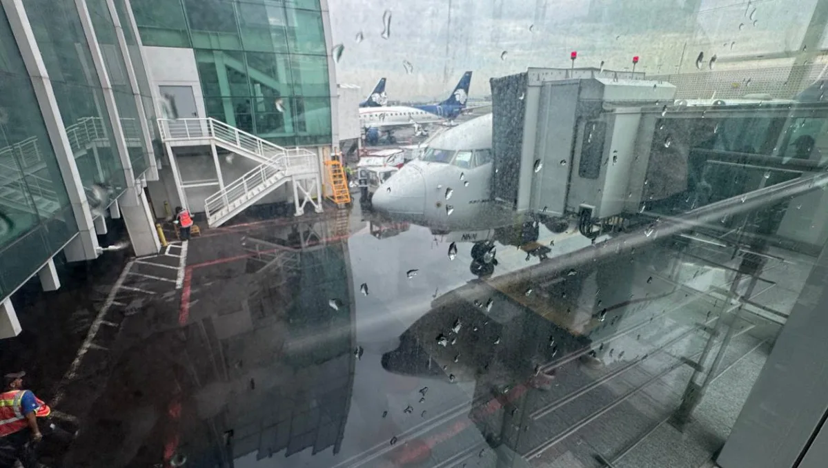 Tormenta eléctrica afecta operaciones aéreas en el AICM