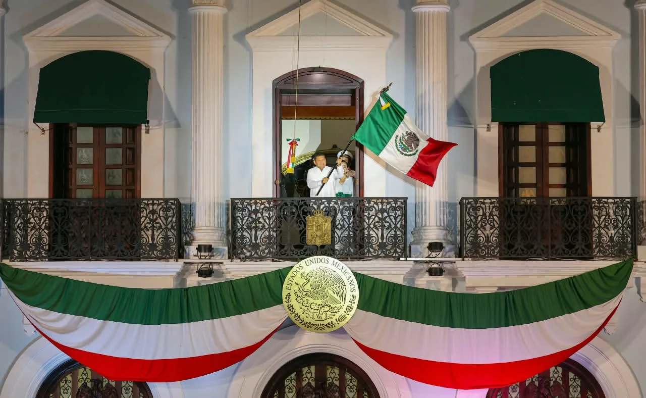 Javier May encabeza en Tabasco el Grito de Independencia ante miles de familias