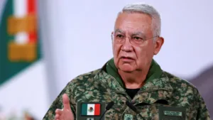 Secretario de la Defensa destaca confianza en las Fuerzas Armadas durante desfile