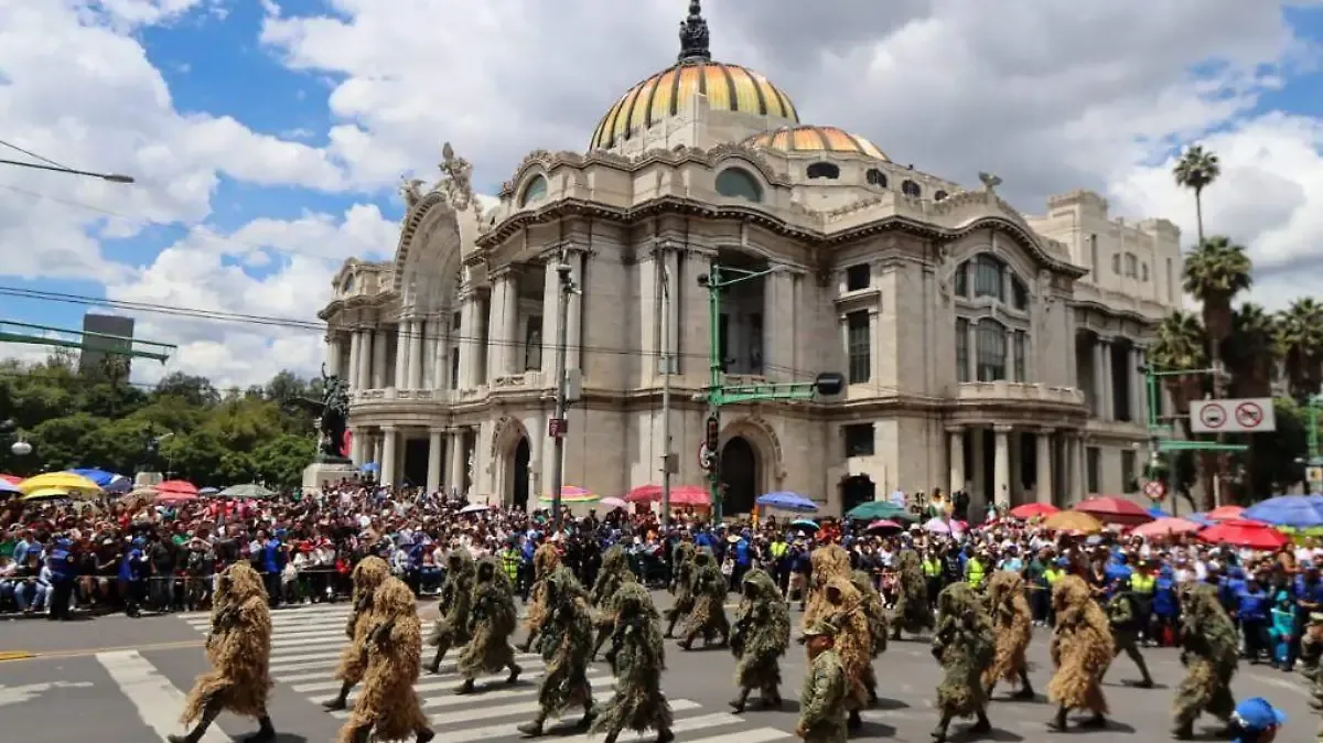 Familias abarrotarón calles de CDMX para disfrutar el desfile de Independencia