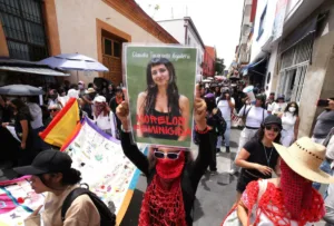 Protesta feminista interrumpe desfile de Independencia en Cuernavaca