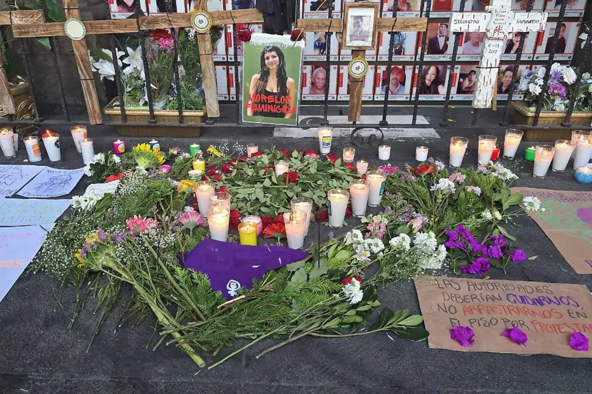 Estudiantes colocan memorial por Claudia Tacoronte frente a Palacio de Gobierno de Morelos