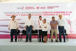 Entregan cerdos y cayucos a 210 productores de Tabasco