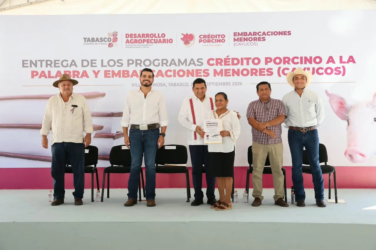 Entregan cerdos y cayucos a 210 productores de Tabasco