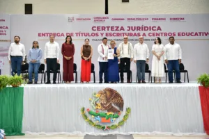 Entregan títulos y escrituras a 377 escuelas de Tabasco