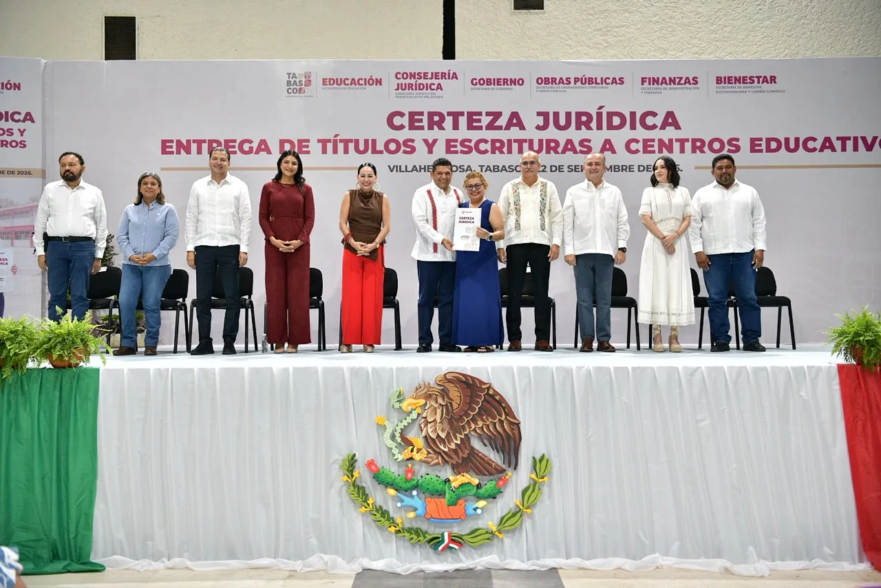 Entregan títulos y escrituras a 377 escuelas de Tabasco