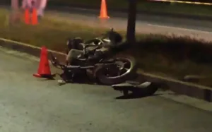 Muere motociclista tras accidente en la entrada de Indeco; otra persona resulta herida