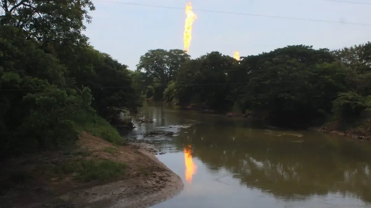 Quemadores de Pemex habrían provocado olor a hidrocarburo en Jalapa