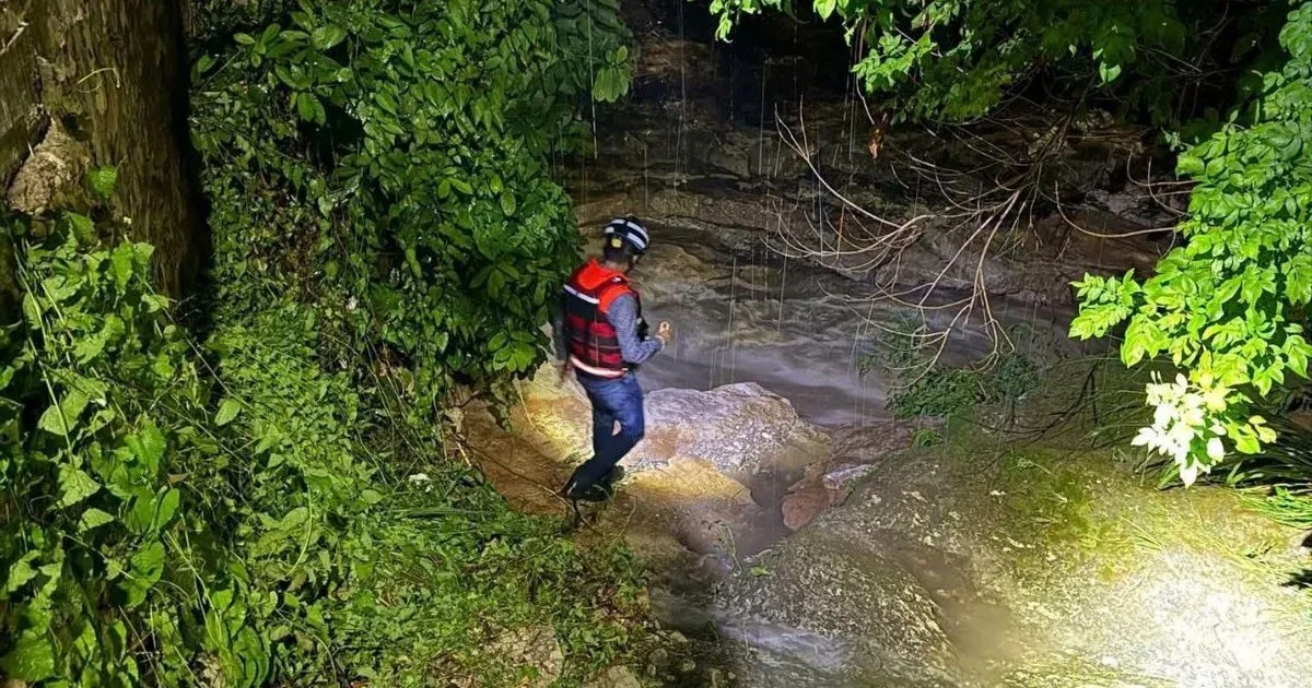 Buscan a motociclista arrastrado por la corriente de un arroyo en Tuxtla Gutiérrez