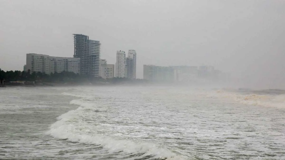 Huracán Polo vuelve a categoría 5 y mantiene lluvias intensas en Guerrero y Michoacán