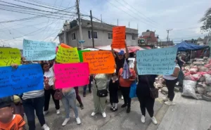 Padres de familia exigen ampliar espacios en primaria de Ecatepec