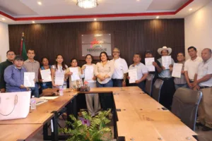 Entregan nueve títulos de propiedad a familias de Tenosique