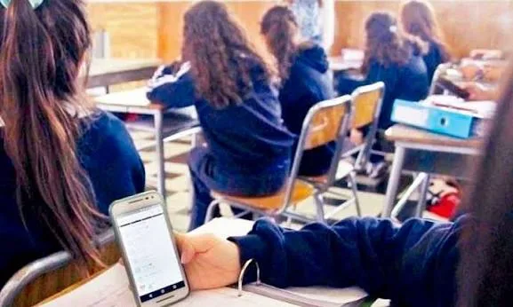 SETAB consultará a padres sobre uso de celulares en escuelas de Tabasco