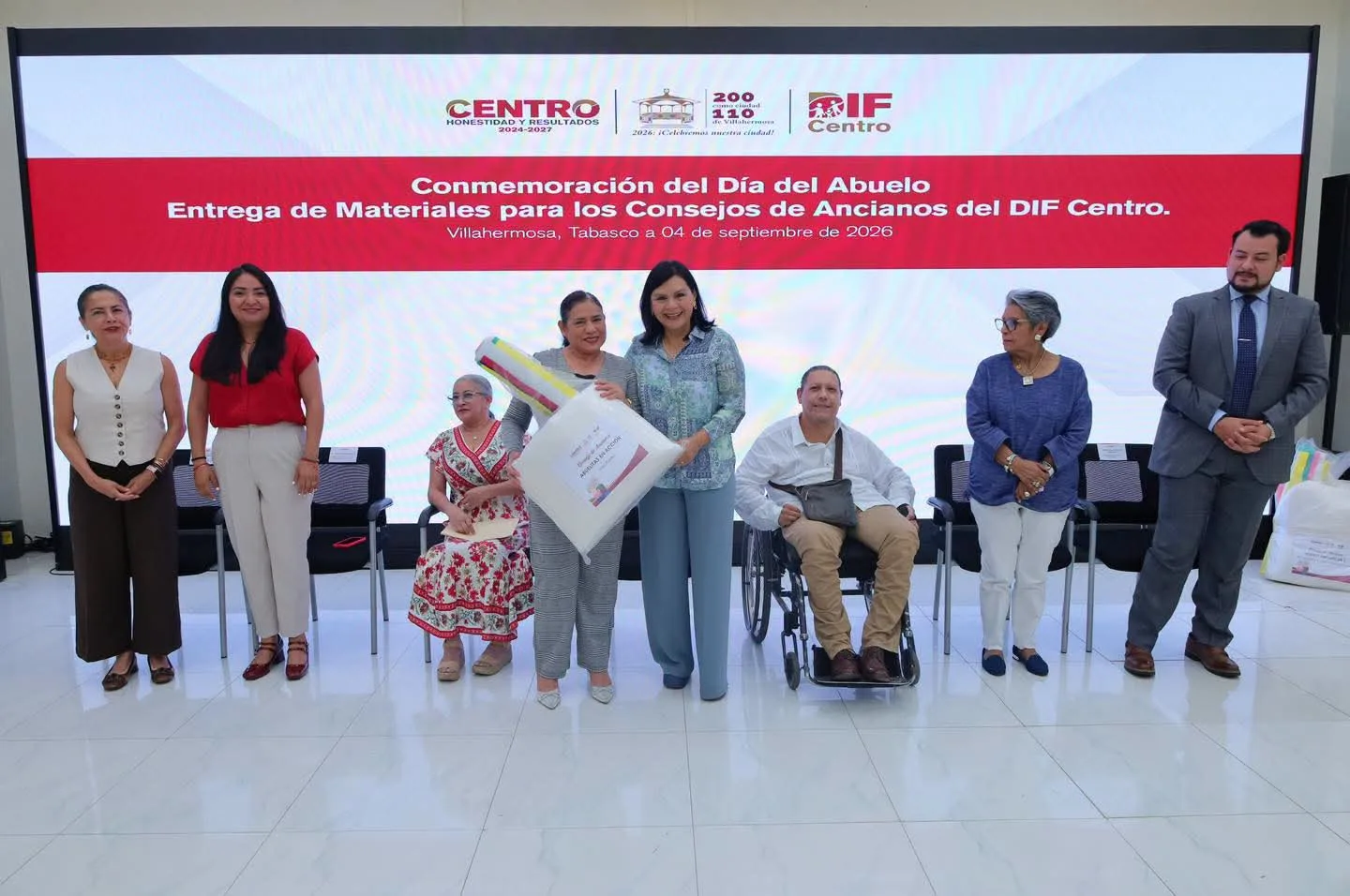 Yolanda Osuna entrega apoyos a 39 Consejos de Ancianos de Centro